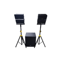 Sistema de audio profesional con dos bocinas en tripié y subwoofer central para eventos y sonorización